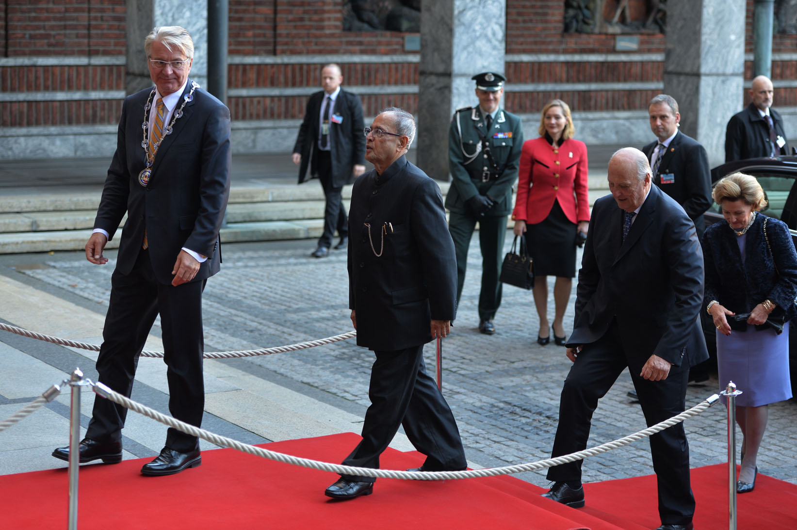 The President of India, Shri Pranab Mukherjee being received by the Mayor of Oslo, Mr. Fabian Stang at Oslo City Hall in Norway on October 13, 2014. 