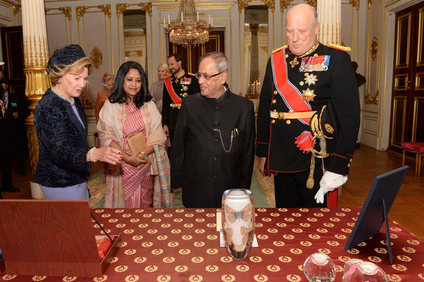 The President of India, Shri Pranab Mukherjee and Their Majesties King Harald V & Queen Sonja and HRH Crown Princess Mette-Marit during exchanging of Gifts after Ceremonial Reception and call on him at Royal Palace in Oslo, Norway on October 13, 2014. 