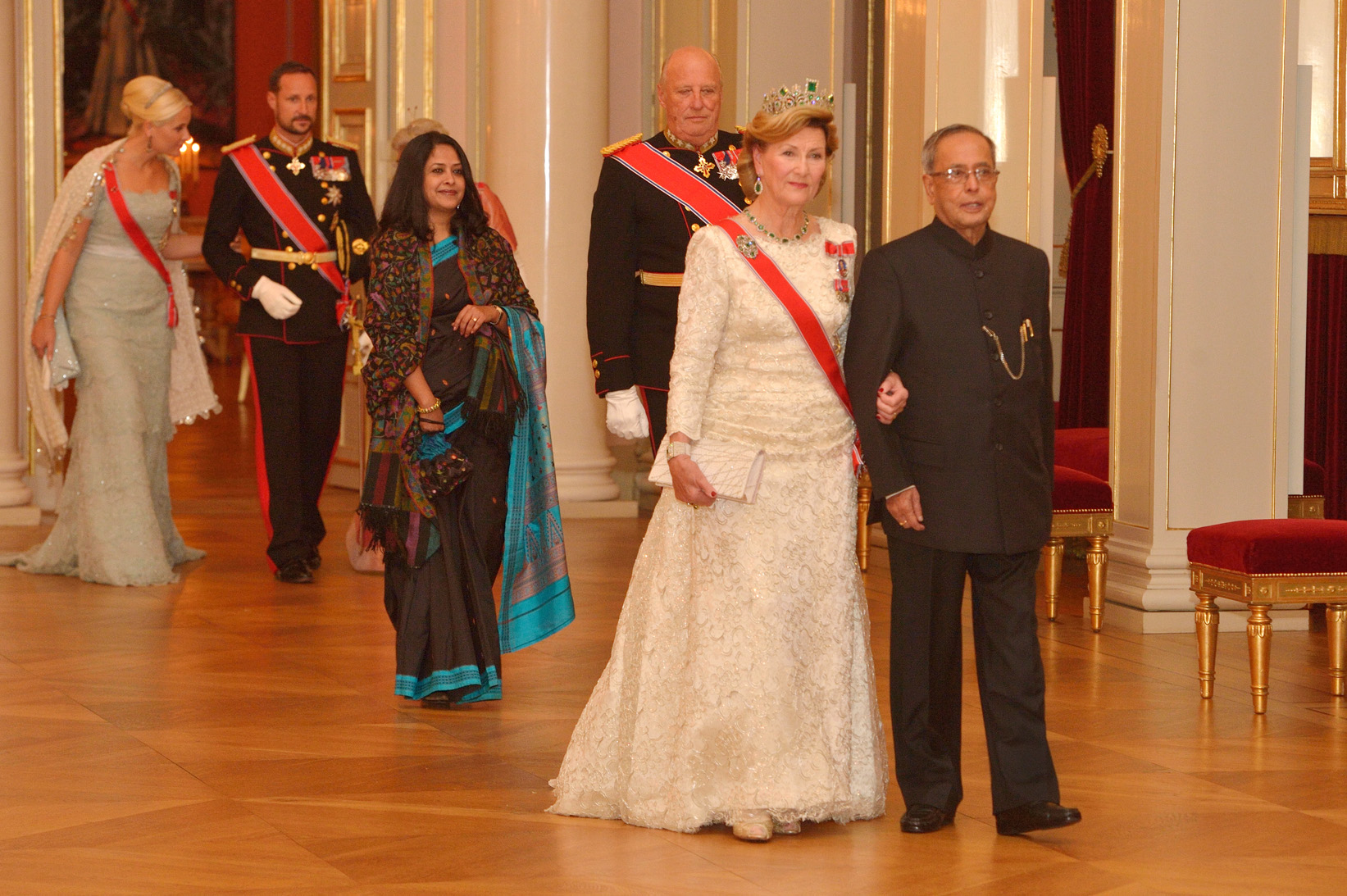 The President of India, Shri Pranab Mukherjee being escorted by Their Majesties King Harald V & Queen Sonja and HRH Crown Princess Mette-Marit and attending a State Banquet hosted by the King at Royal Palace at Oslo in Norway on October 13, 2014. 