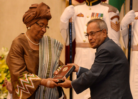 The President of India, Shri Pranab Mukherjee presenting the Indira Gandhi Prize for Peace, Disarmament and Development for the Year 2012 to the President of the Republic of Liberia, H.E. Ms. Ellen Johnson Sirleaf at Rashtrapati Bhavan in New Delhi on Sep