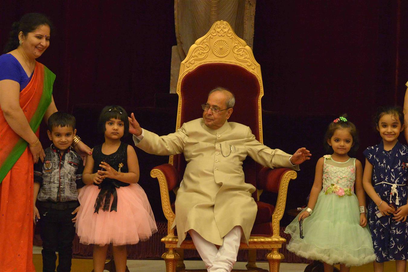 The President of India, Shri Pranab Mukherjee receiving Raksha Bandhan Greetings from the children/students from various schools/organizations at Rashtrapati Bhavan on August 18, 2016. 