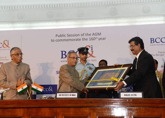 The President of India, Shri Pranab Mukherjee being felicitated at the 160th Annual General meeting of the Bengal Chamber of Commerce and Industry at Kolkata in West Bengal on September 14, 2013. Also seen is the the Governor of West Bengal, Shri M.K. Nar