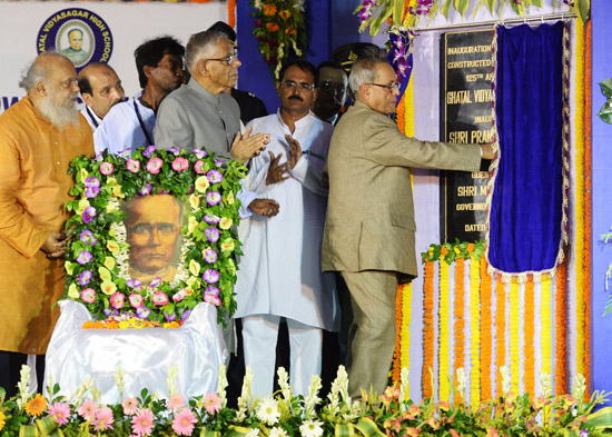 The President of India, Shri Pranab Mukherjee unveiling the plaque of the new building of the Vidyasagar High School at Ghatal, Medinipur in West Bengal on September 15, 2013 on the occasion of the 125th Year Celebrations of Ghatal Vidyasagar High School