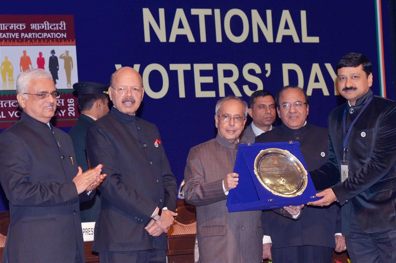 The President of India, Shri Pranab Mukherjee presenting the National Award at the 6th National Voters' Day Celebration organized by the Election Commission of India in New Delhi on January 25, 2016. 