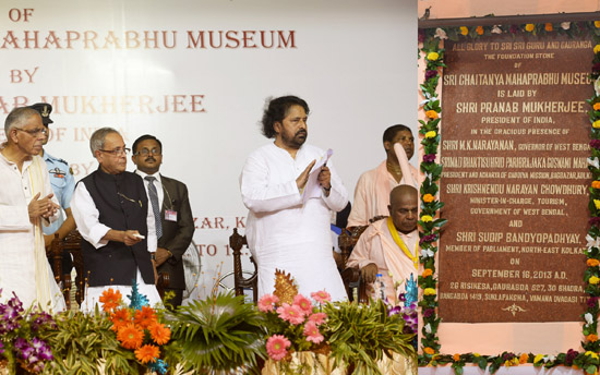 The President of India, Shri Pranab Mukherjee pressing the button to unveil the Foundation Stone (Plaque) of the Sri Chaitanya Mahaprabhu Museum at Sri Gaudiya Math, Baghbazar at Kolkata in West Bengal on September 16, 2013. Also seen is the Governor of W