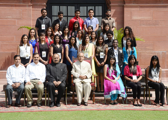 The participants of the 25th Know India Programme for Diaspora Youth with the President of India Shri Pranab Mukherjee at Rashtrapati Bhavan in New Delhi on September 18, 2013 when they called-on the President.