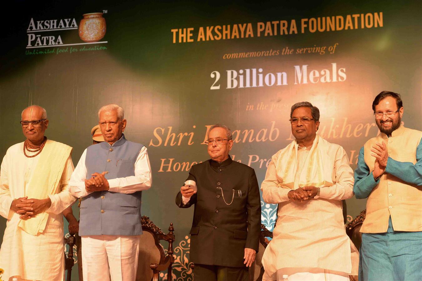 The President of India, Shri Pranab Mukherjee gracing the function to commemorate the serving of 2 billion meals of the Akshaya Patra Foundation at Bangalore in Karnataka on August 27, 2016. 