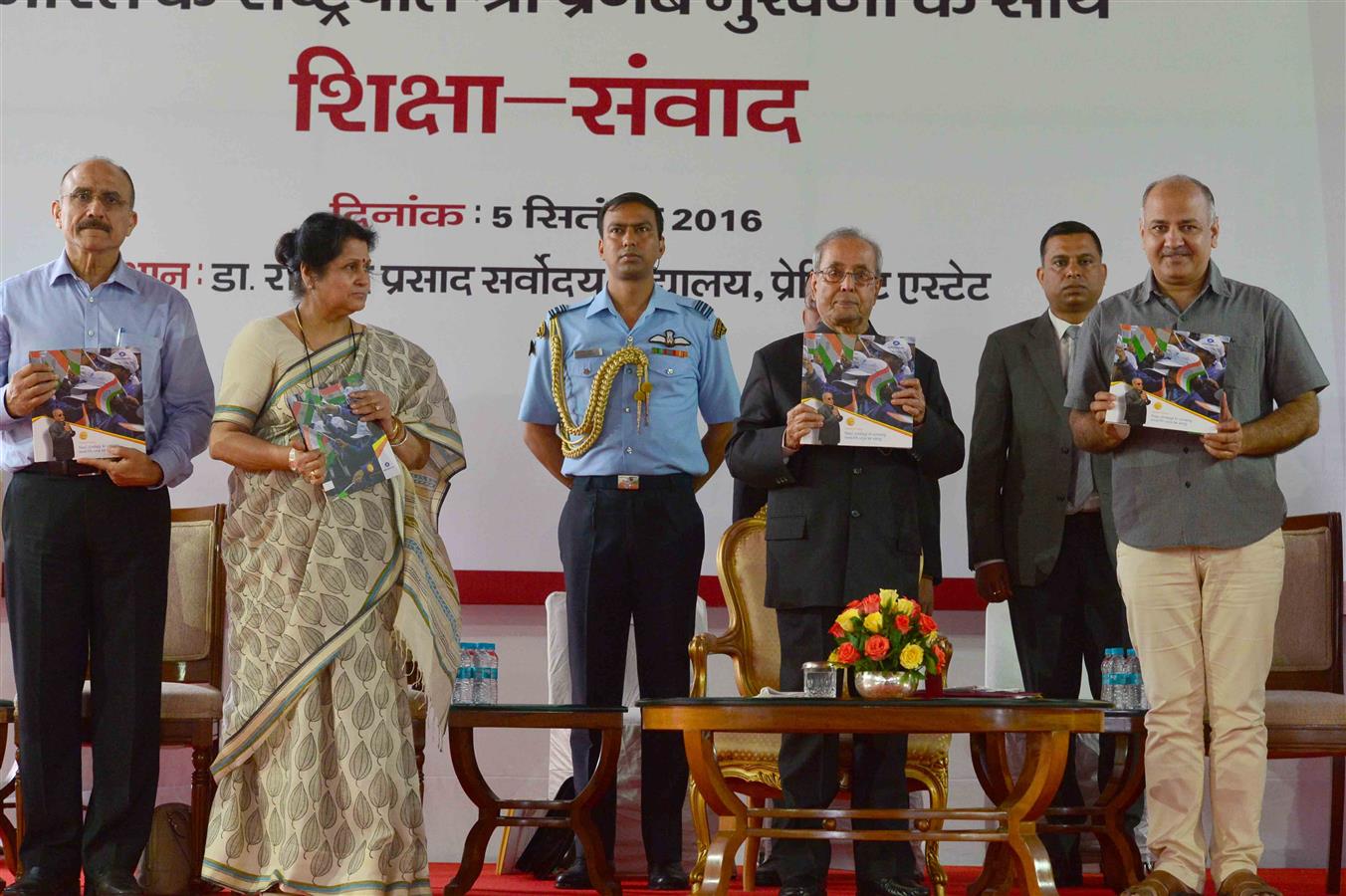 The Deputy Chief Minister of Delhi, Shri Manish Sisodia releasing a Booklet “Umang 2015” and first copy presented to the President of India, Shri Pranab Mukherjee on the occasion of Teacher's Day at President's Estate, New Delhi on September 05, 2016. 