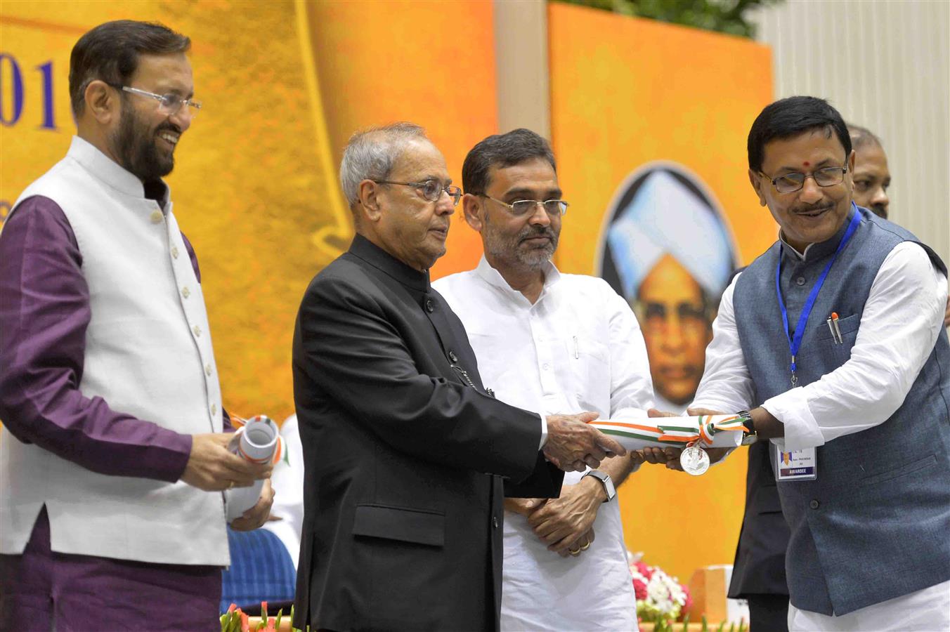 The President of India, Shri Pranab Mukherjee presenting the National Awards to meritorious teachers on the occasion of Teacher's Day at Vigyan Bhavan on September 05, 2016. 