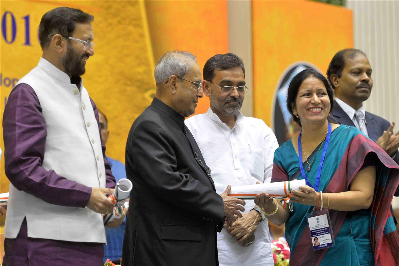 The President of India, Shri Pranab Mukherjee presenting the National Awards to meritorious teachers on the occasion of Teacher's Day at Vigyan Bhavan on September 05, 2016. 