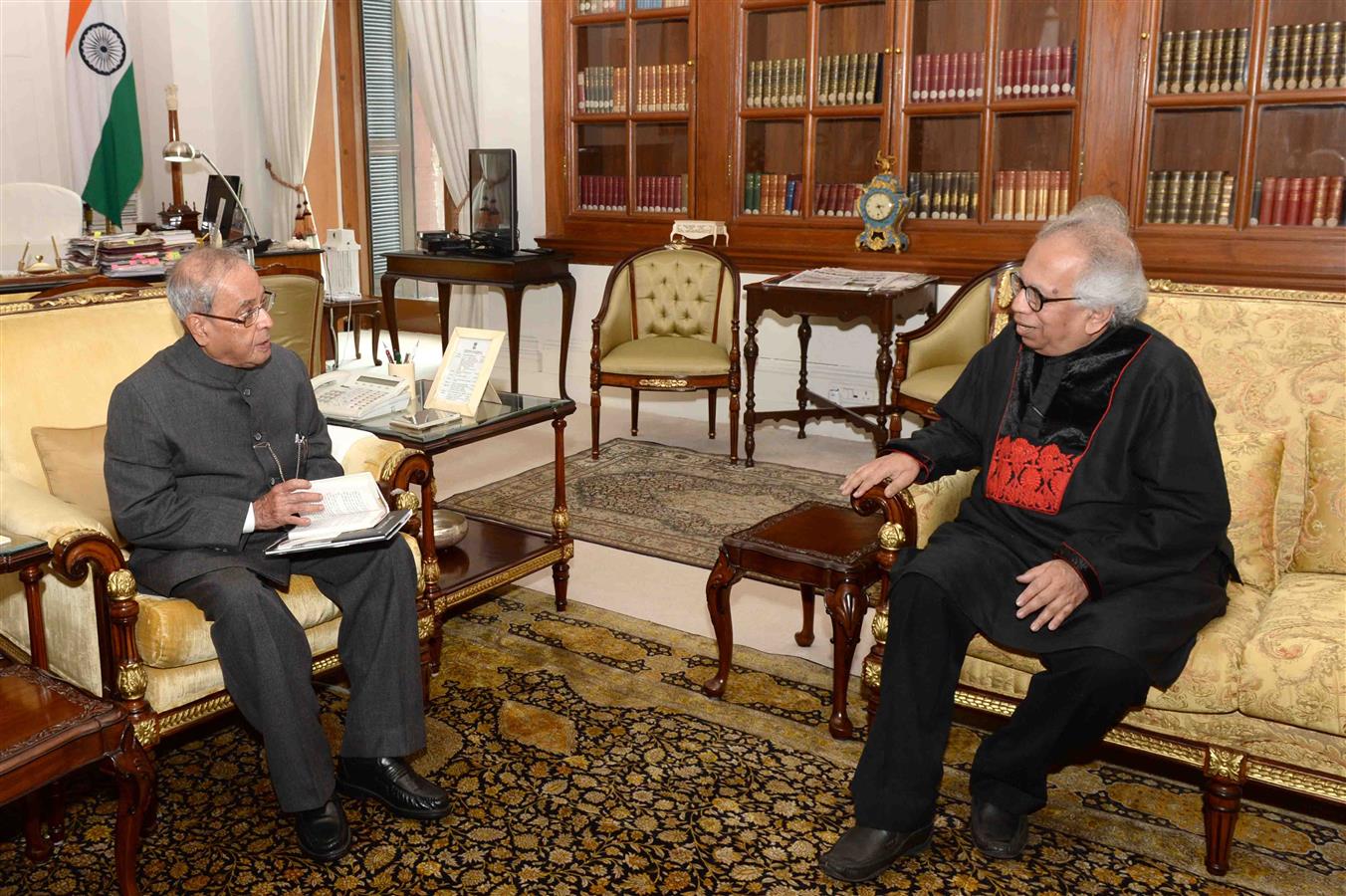 Prof. Ranjan Banerjee, Eminent ‘Writer In-Residence’ calling on the President of India, Shri Pranab Mukherjee at Rashtrapati Bhavan on September 6, 2016. 