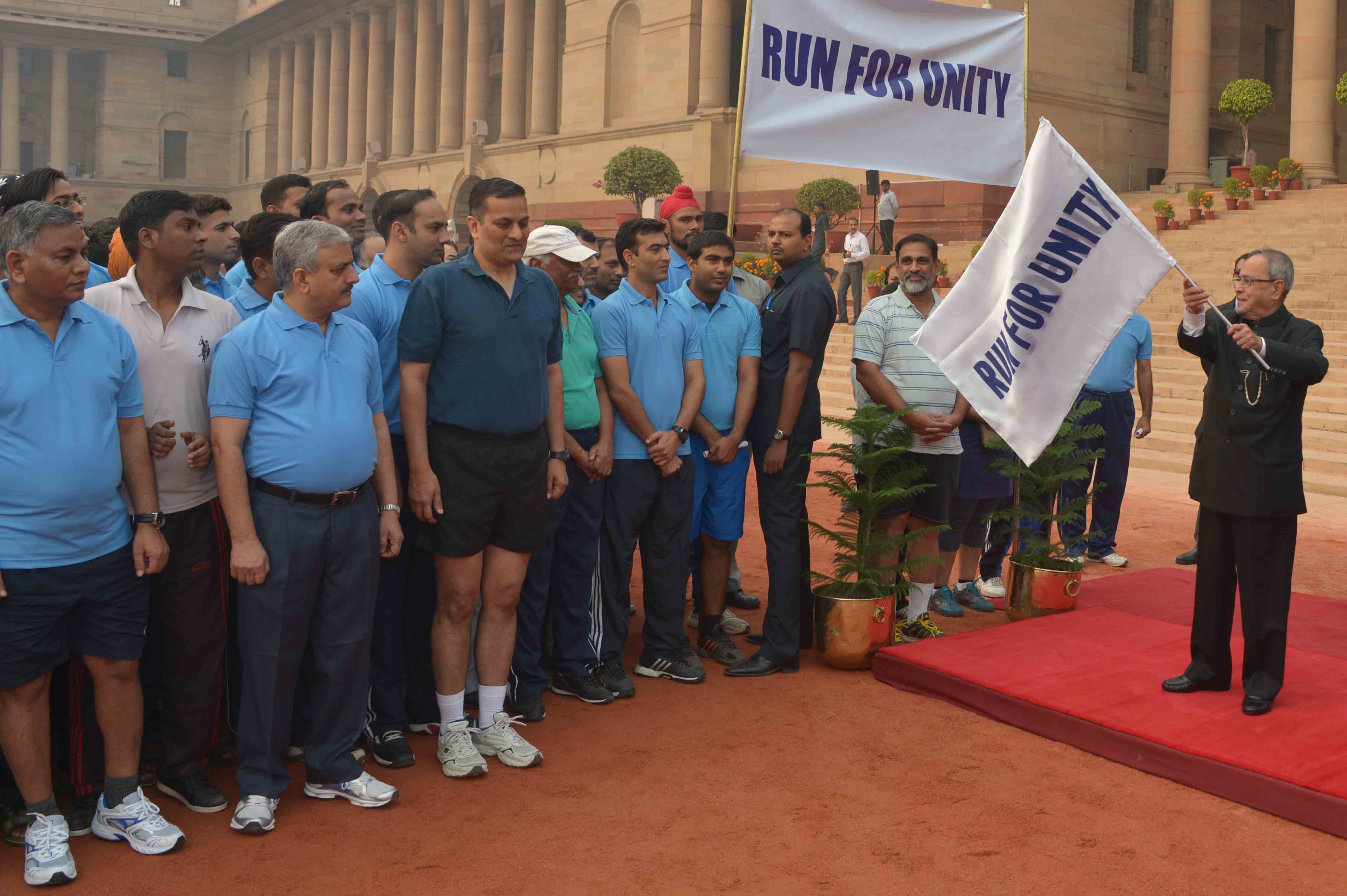 The President of India, Shri Pranab Mukherjee flagging off the ‘Run for Unity’ at Rashtrapati Bhavan on October 31, 2014. 