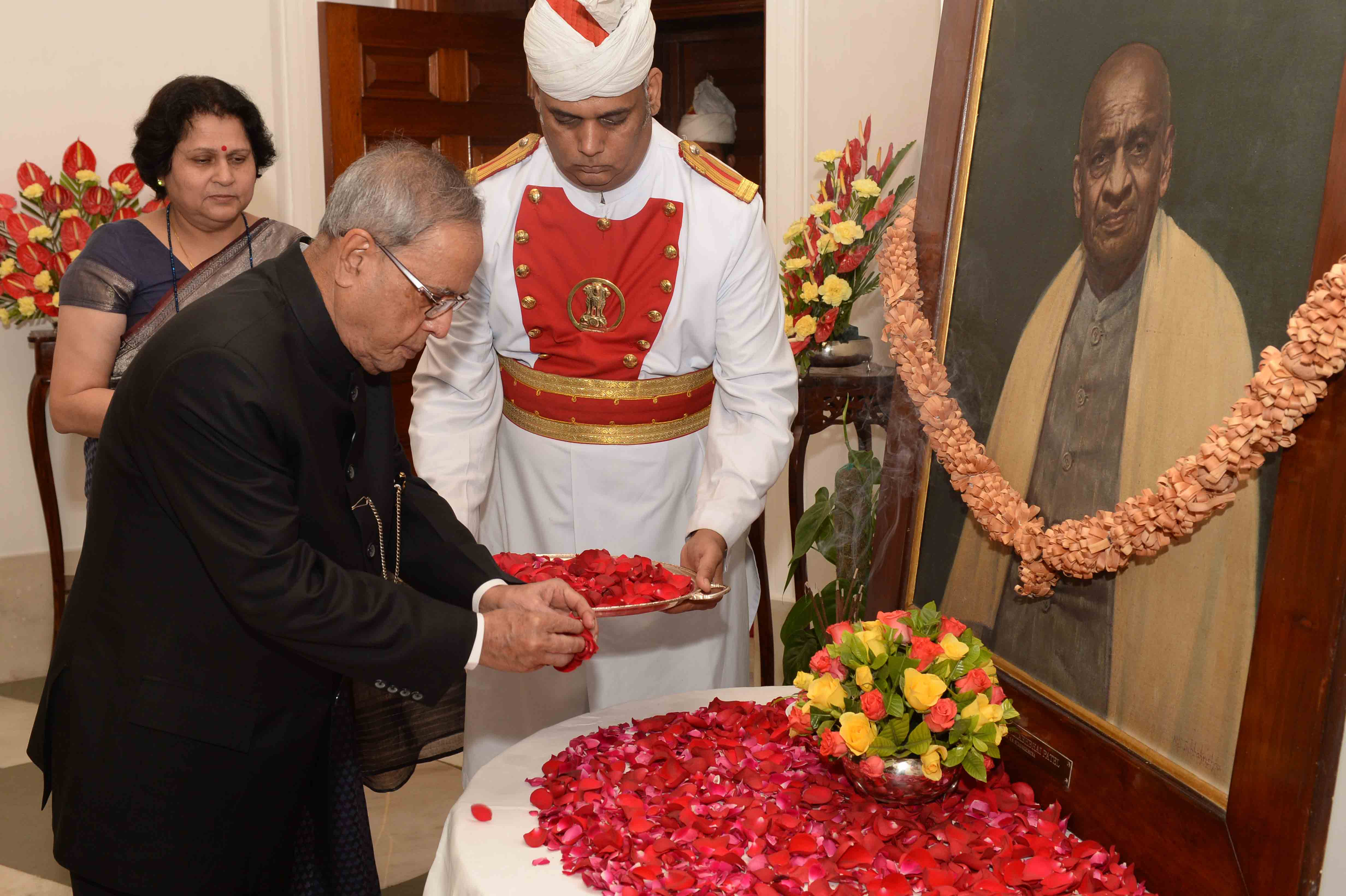 The President of India, Shri Pranab Mukherjee paying floral tributes at the portrait of Shri Sardar Vallabhbhai Patel on his 139 Birth Anniversary at Rashtrapati Bhavan on October 31, 2014. 