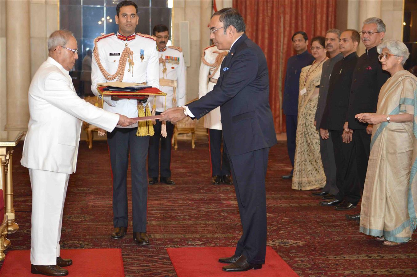 The High Commissioner of Republic of the Democratic Socialist Republic of Sri Lanka, His Excellency Mr. Esala Weerakoon presenting his credential to the President of India, Shri Pranab Mukherjee at Rashtrapati Bhavan on November 13, 2015.