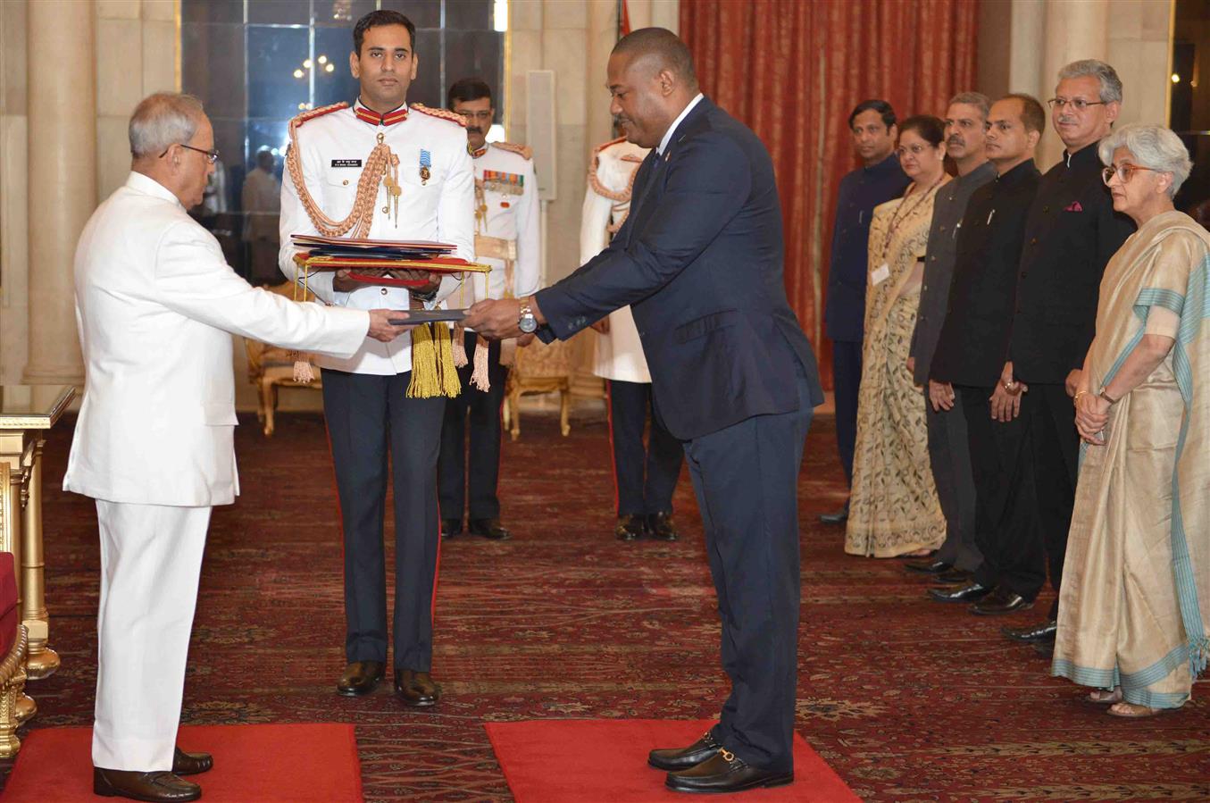 The Ambassador of the Republic of Panama, His Excellency Dr. Gilberto Llerena Garcia presenting his credential to the President of India, Shri Pranab Mukherjee at Rashtrapati Bhavan on November 13, 2015.