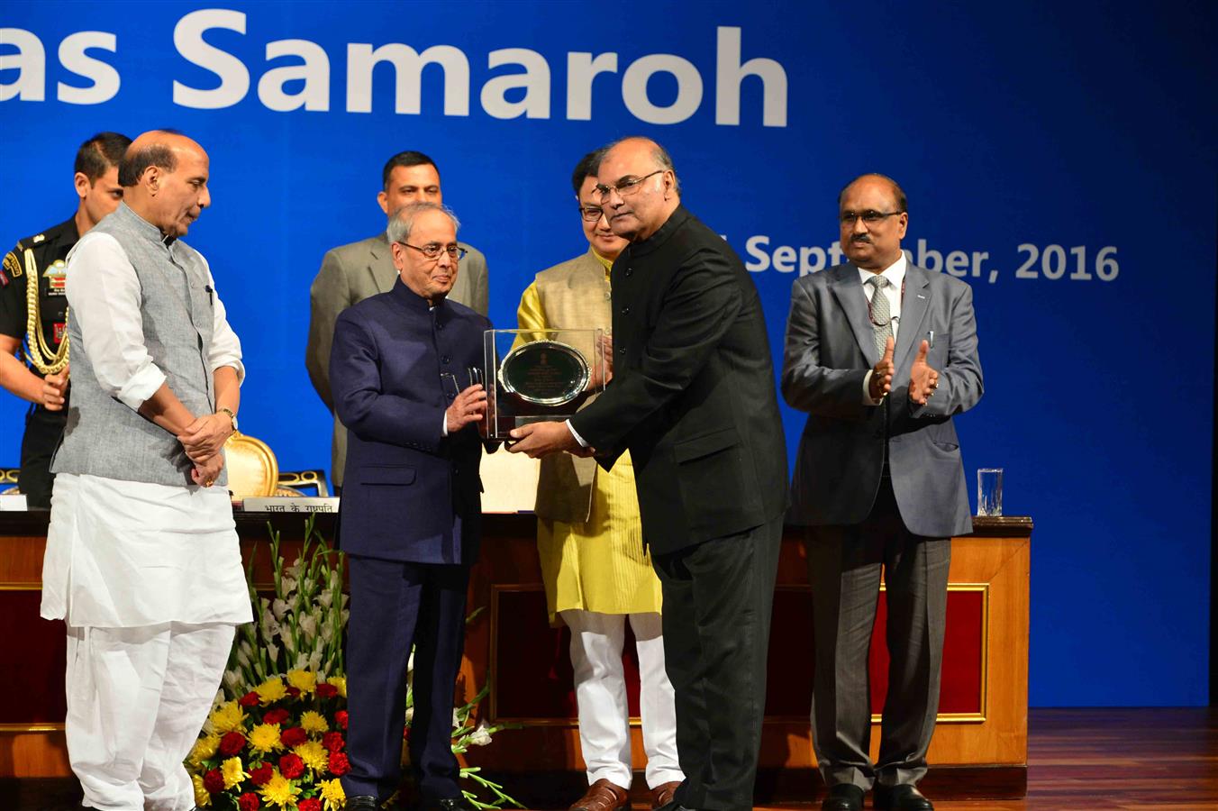 The President of India, Shri Pranab Mukherjee presenting the Rajbhasha award instituted by the Rajbhasha Vibhag of Ministry of Home Affairs on the occasion of Hindi Divas in New Delhi on September 14, 2016. 