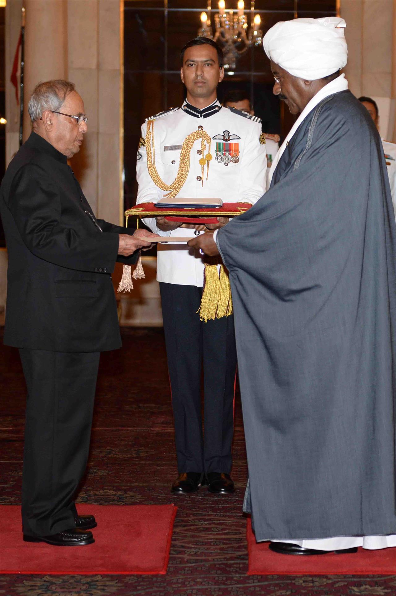 The Ambassador of Sudan, His Excellency Mr. Sirajuddin Hamid Yousif presenting his credential to the President of India, Shri Pranab Mukherjee at Rashtrapati Bhavan on September 21, 2016. 