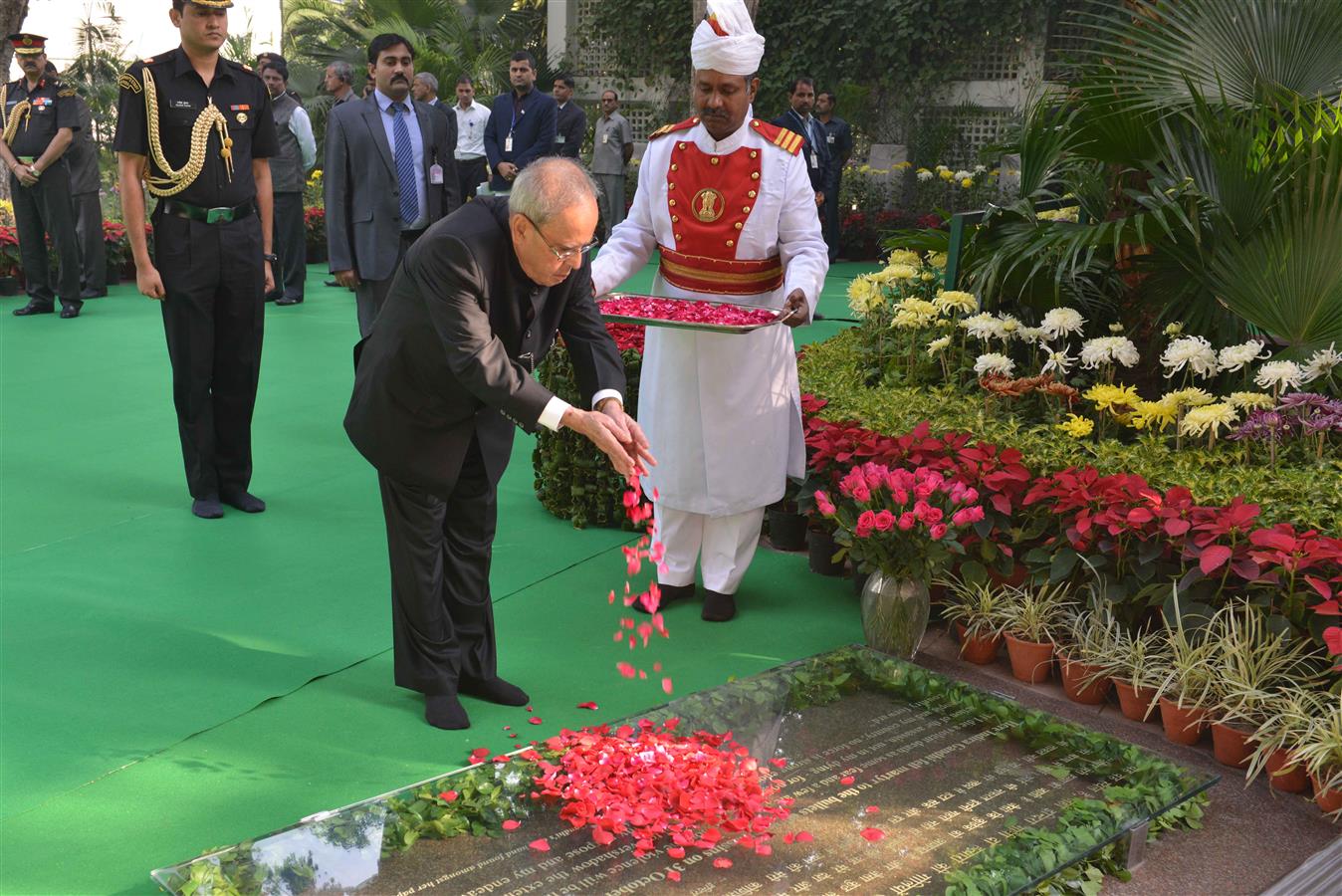 The President of India, Shri Pranab Mukherjee paying floral tributes to Smt. Indira Gandhi on the occasion of her 98th Birth Anniversary at 1, Akbar Road in New Delhi on November 19, 2015.