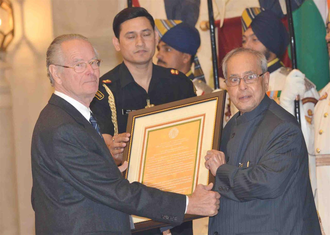 The President of India Shri Pranab Mukherjee conferring the first ‘Distinguished Indologist’ Award to Prof. Emeritus Heinrich Freiherr Von Stietencron of the Federal Republic of Germany at the inauguration of International Conference of Indologists at Ras