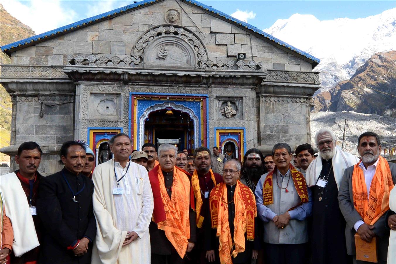 भारत के राष्ट्रपति, श्री प्रणब मुखर्जी 28 सितंबर, 2016 को उत्तराखण्ड में केदारनाथ मंदिर के दर्शन के दौरान उत्तराखण्ड के राज्यपाल, डॉ. के.के. पॉल और मुख्य मंत्री, श्री हरीश रावत के साथ 