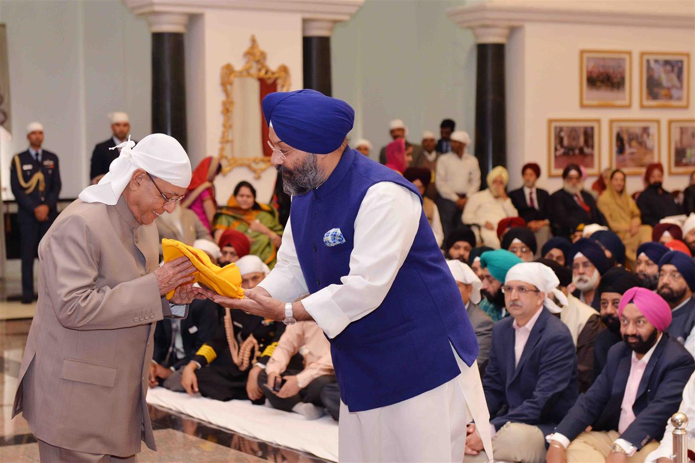 The President of India, Shri Pranab Mukherjee being presented with a shawl at Rashtrapati Bhavan Cultural Centre on November 25, 2015 at the Gurbani Recital on the occasion of the 547th Birth Anniversary of Guru Nanak Devji.