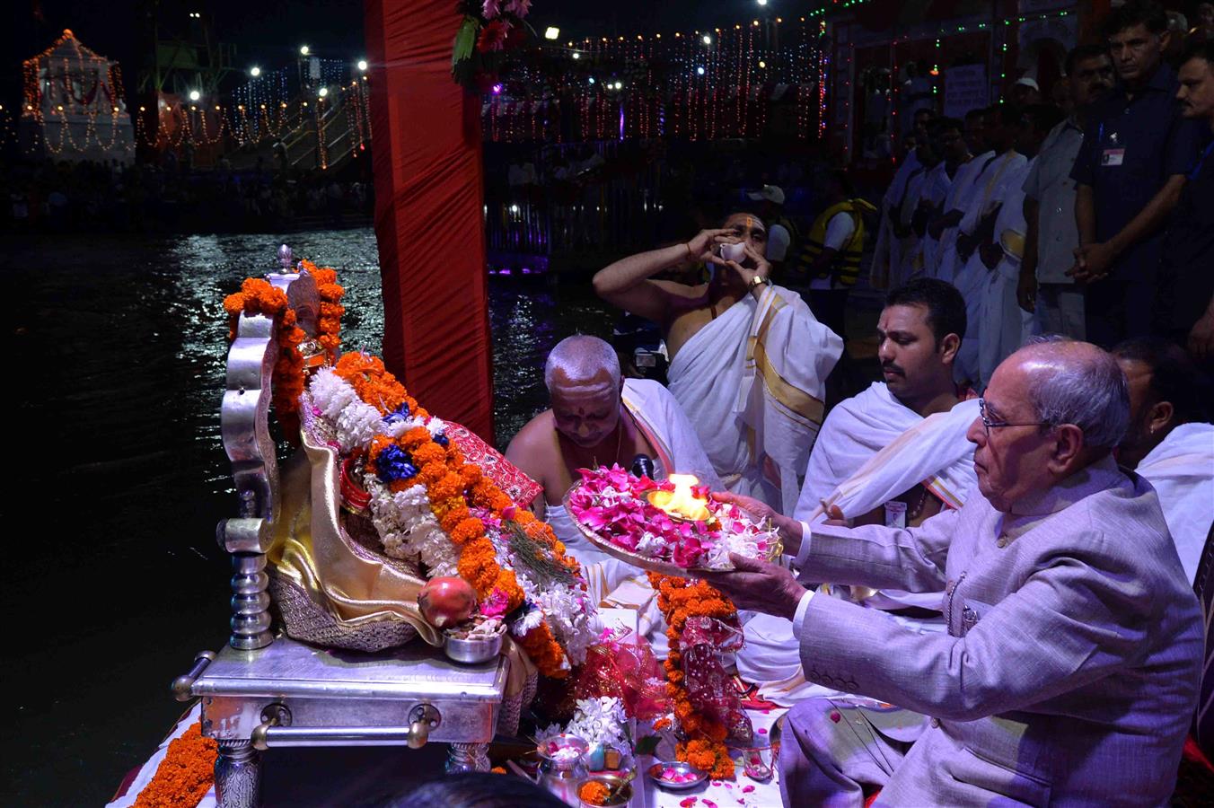 भारत के राष्ट्रपति, श्री प्रणब मुखर्जी 29 सितंबर, 2016 को, हरिद्वार, उत्तराखण्ड में हर की पौड़ी पर गंगा आरती करते हुए 