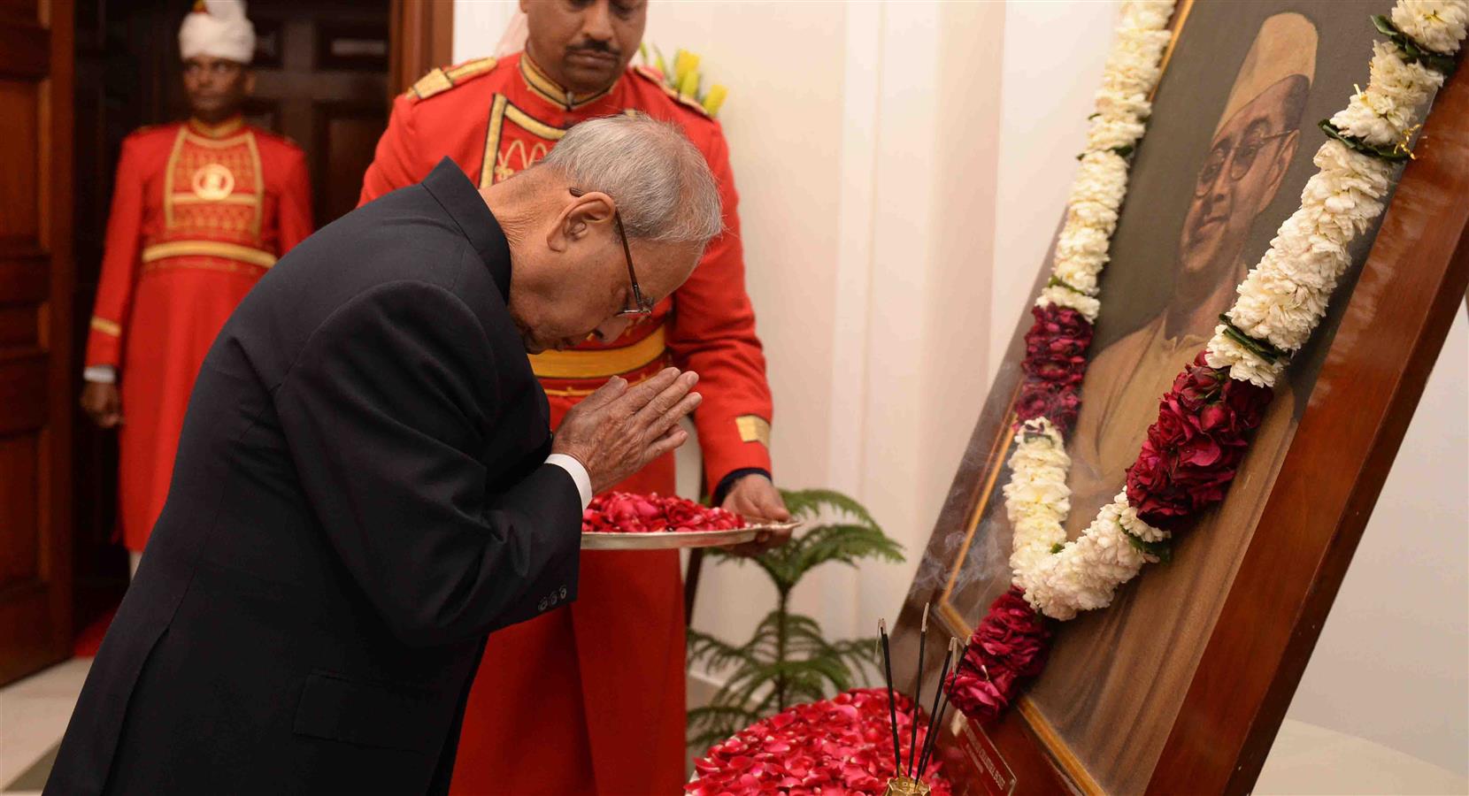 The President of India, Shri Pranab Mukherjee paying floral tributes at the portrait of Netaji Subhash Chandra Bose on the occasion of his Birth Anniversary at Rashtrapati Bhavan on January 23, 2017.