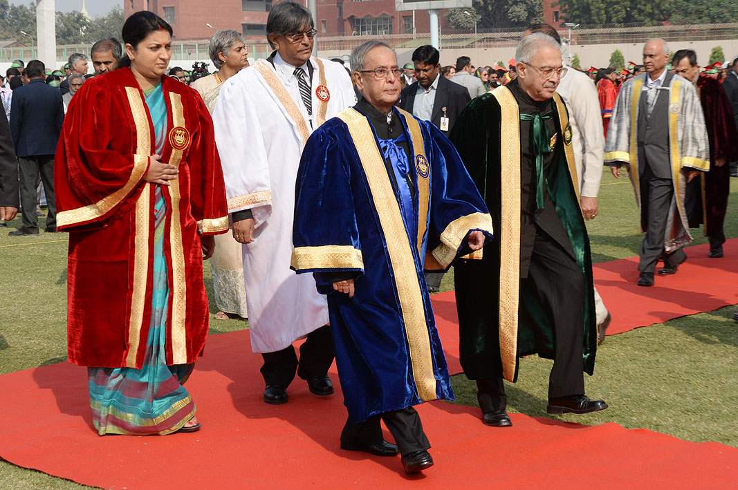 भारत के राष्ट्रपति, श्री प्रणब मुखर्जी 17 नवंबर, 2014 को जामिया मिलिया इस्लामिया के वार्षिक दीक्षांत समारोह में भाग लेने के लिए अकादमी यात्रा में। 