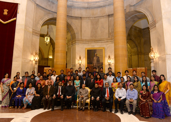 The President of India, Shri Pranab Mukherjee with the members of Youth Delegation from Bangladesh at Durbar Hall of Rashtrapati Bhavan in New Delhi on October 24, 2013 when they called-on the President.