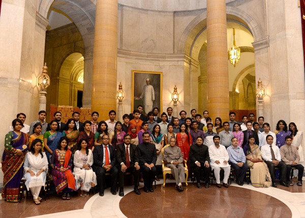 The President of India, Shri Pranab Mukherjee with the members of Youth Delegation from Bangladesh at Durbar Hall of Rashtrapati Bhavan in New Delhi on October 24, 2013 when they called-on the President.