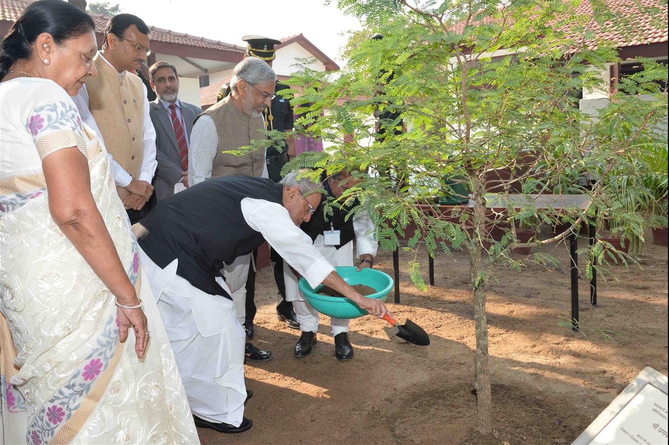 भारत के राष्ट्रपति, श्री प्रणब मुखर्जी 01 दिसंबर, 2015 को, गुजरात के अहमदाबाद में साबरमती आश्रम में पौधा रोपते हुए।