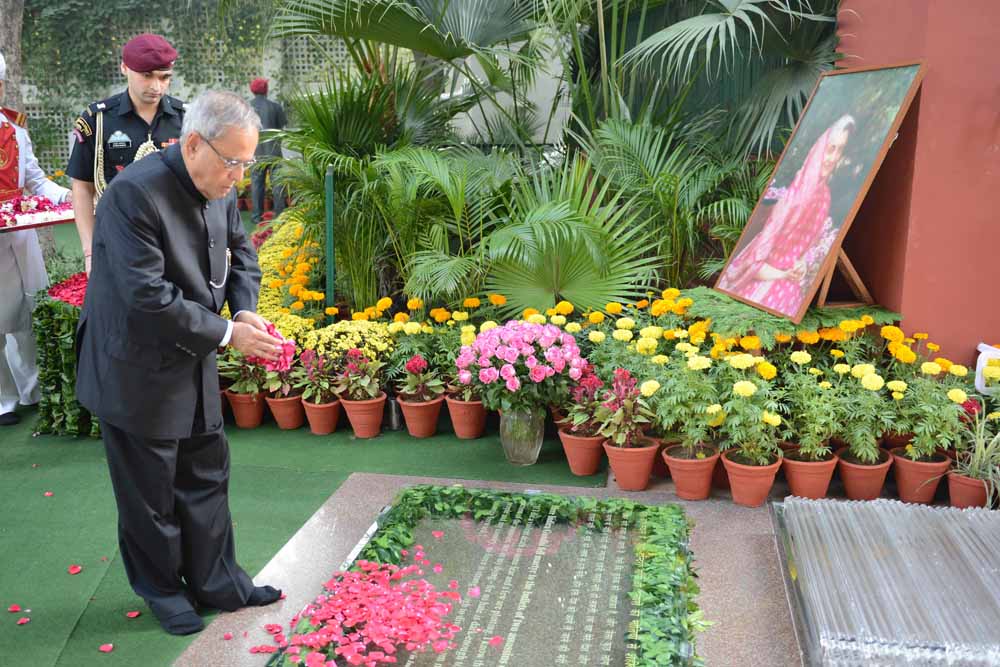 The President of India, Shri Pranab Mukherjee paying his floral tribute to the former Prime Minister of India, late Smt. Indira Gandhi at No:1, Safdarjung Road in New Delhi on October 31, 2013 on the occasion of her 29th Death Anniversary.