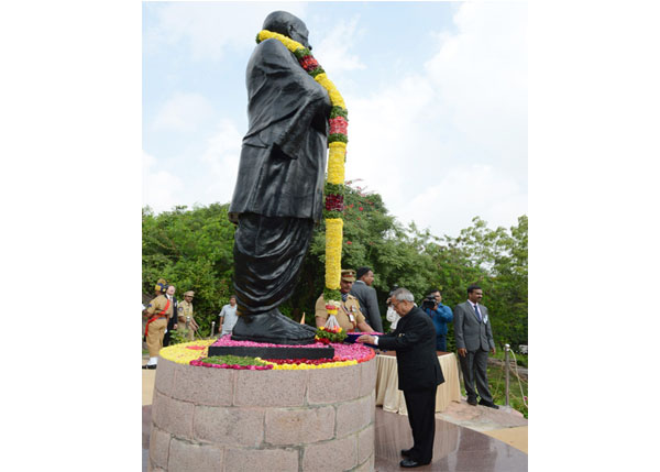 The President of India, Shri Pranab Mukherjee paying floral tributes at the Statue of Sardar Vallabhbhai Patel, during Dikshant Parade of the Indian Poice Service Probationers of 2012 Batch at Sardar Vallabhbhai Patel National Police Academy at Hyderabad