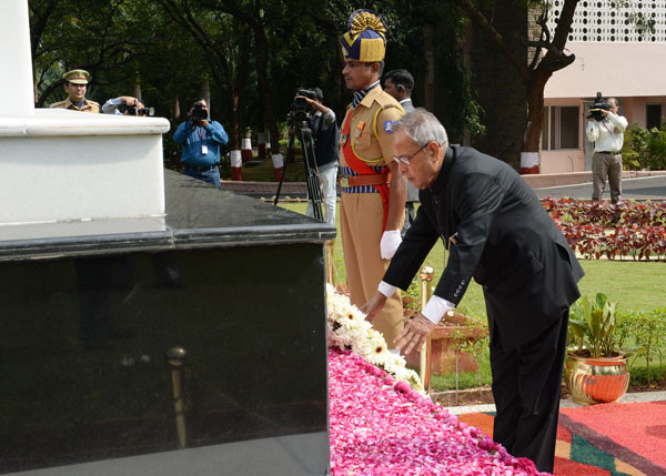 The President of India, Shri Pranab Mukherjee laying wreath at the Martyr's Memorial during Dikshant Parade of the Indian Poice Service Probationers of 2012 Batch at Sardar Vallabhbhai Patel National Police Academy at Hyderabad in Andhra Pradesh on Novem