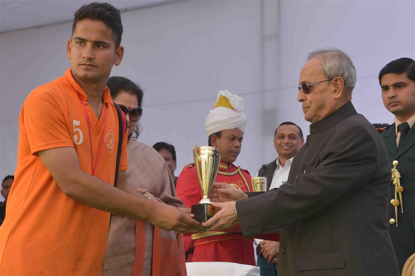 The President of India, Shri Pranab Mukherjee presenting the prizes to the participants of the 2nd Rashtrapati Bhavan League Cricket Tournaments – 2015 at Dr. Rajendra Prasad Sarovdyda Vidyalaya Spots Ground, President’s Estate on December 5, 2015.