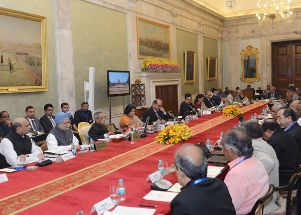 The President of India, Shri Pranab Mukherjee with the Directors of National Institutes of Technology at Ashoka Hall of Rashtrapati Bhavan in New Delhi on November 7, 2013. Also seen are the Prime Minister of India, Dr. Manmohan Singh and the Union Minist