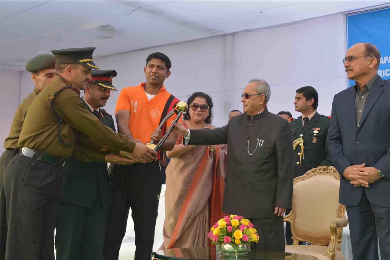 भारत के राष्ट्रपति, श्री प्रणब मुखर्जी 05 दिसम्बर, 2015 को, राजेन्द्र प्रसाद सर्वोदय विद्यालय खेल प्रांगण में द्वितीय राष्ट्रपति भवन लीग क्रिकेट प्रतियोगिता के प्रतिभागियों को पुरस्कार प्रदान करते हुए।