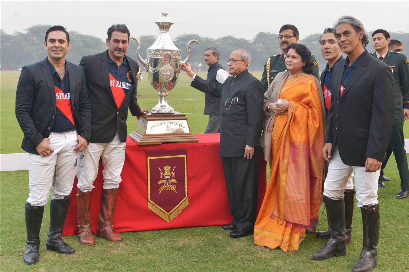 भारत के राष्ट्रपति, श्री प्रणब मुखर्जी 06 दिसम्बर, 2015 को, पीबीजी परेड मैदान (पोलो फील्ड) में राष्ट्रपति पोलो कप प्रदर्शनी के प्रतिभागियों को पुरस्कार प्रदान करते हुए।