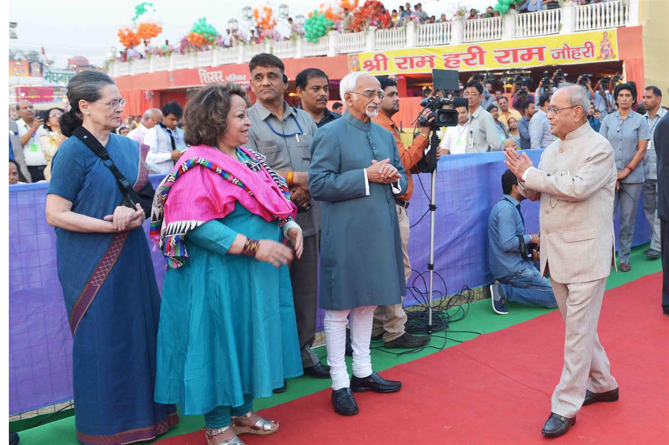 भारत के राष्ट्रपति, श्री प्रणब मुखर्जी 11 अक्तूबर, 2016 को नई दिल्ली में श्री धार्मिक लीला कमेटी के दशहरा पर्व में भाग लेते हुए। 