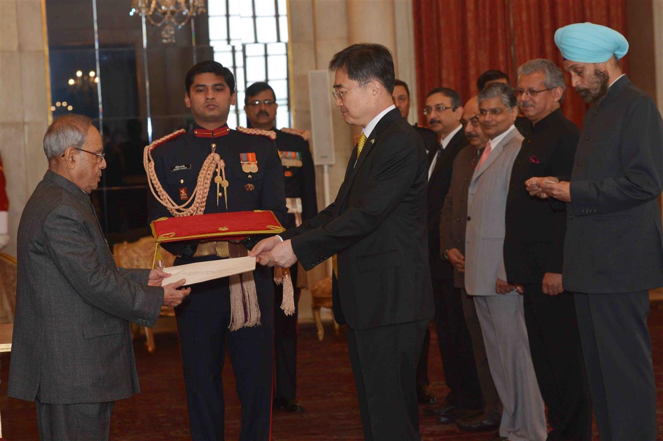 The Ambassador of the Republic of Korea, H.E. Mr. Cho Hyun presenting his credential to the President of India, Shri Pranab Mukherjee at Rashtrapati Bhavan on December 7, 2015.