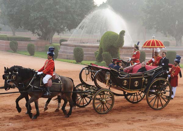 भारत के राष्ट्रपति, श्री प्रणब मुखर्जी 29 जनवरी 2014 को, विजय चौक, नई दिल्ली में बीटिंग रिट्रीट समारोह की ओर प्रस्थान। 