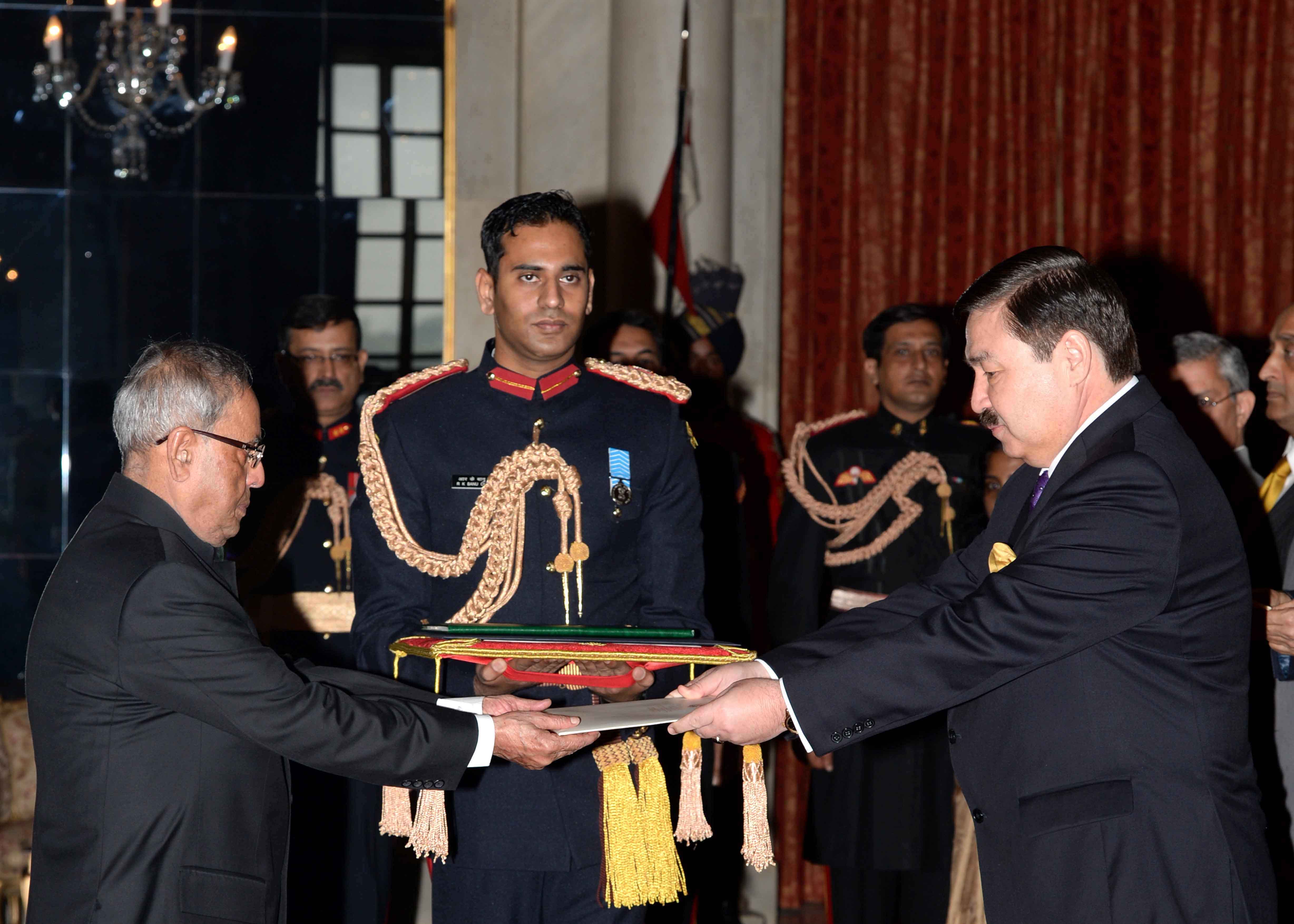 The Ambassador of Kazakhstan, H.E. Mr. Bulat Sergazyuly Sarsenbayev presenting his credentials to the President of India, Shri Pranab Mukherjee at Rashtrapati Bhavan on December 9, 2014. 