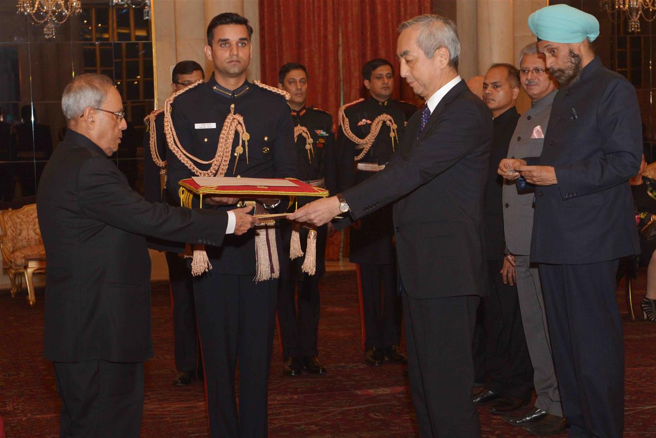 TThe Ambassador of Japan, H.E. Mr. Kenji Hiramatsu presenting his credential to the President of India Shri Pranab Mukherjee at Rashtrapati Bhavan on December 9, 2015.