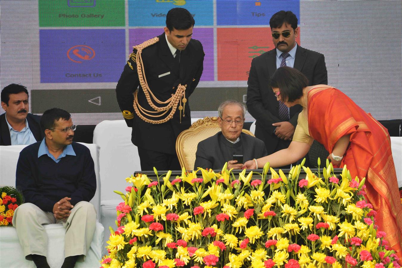 The President of India, Shri Pranab Mukherjee launching 'Sajag'- a Smartphone App on Energy Education at Dr. Rajendra Prasad Sarvodaya Vidyalaya in President’s Estate on December 11, 2015.