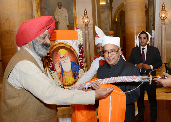 The President of India, Shri Pranab Mukherjee being presented with a kirpan by Shri Balbir Singh at Rashtrapati Bhavan on November 17, 2013 at the Gurubani Recital on the occasion of the birthday of Guru Nanak Devji.