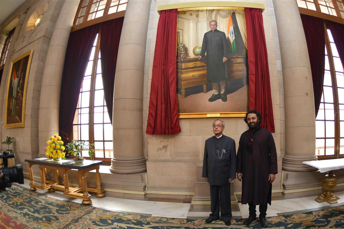 The President of India, Shri Pranab Mukherjee viewing the inaugurated portrait of the President of India (Shri Pranab Mukherjee) at Rashtrapati Bhavan on December 11, 2015.