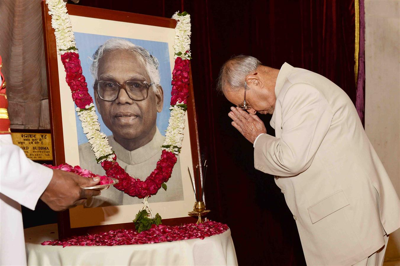 भारत के राष्ट्रपति, श्री प्रणब मुखर्जी 27 अक्तूबर, 2016 को राष्ट्रपति भवन में भारत के पूर्व राष्ट्रपति, श्री के.आर नारायणन के जन्म दिवस पर उन्हें पुष्पांजलि अर्पित करते हुए। 