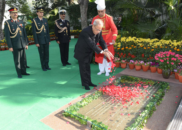 The President of India, Shri Pranab Mukherjee paying his floral tributes to the former Prime Minister of India, Smt. Indira Gandhi at No:1, Akbar Road in New Delhi on November 19, 2013 on the occasion of her 96th Birth Anniversary.