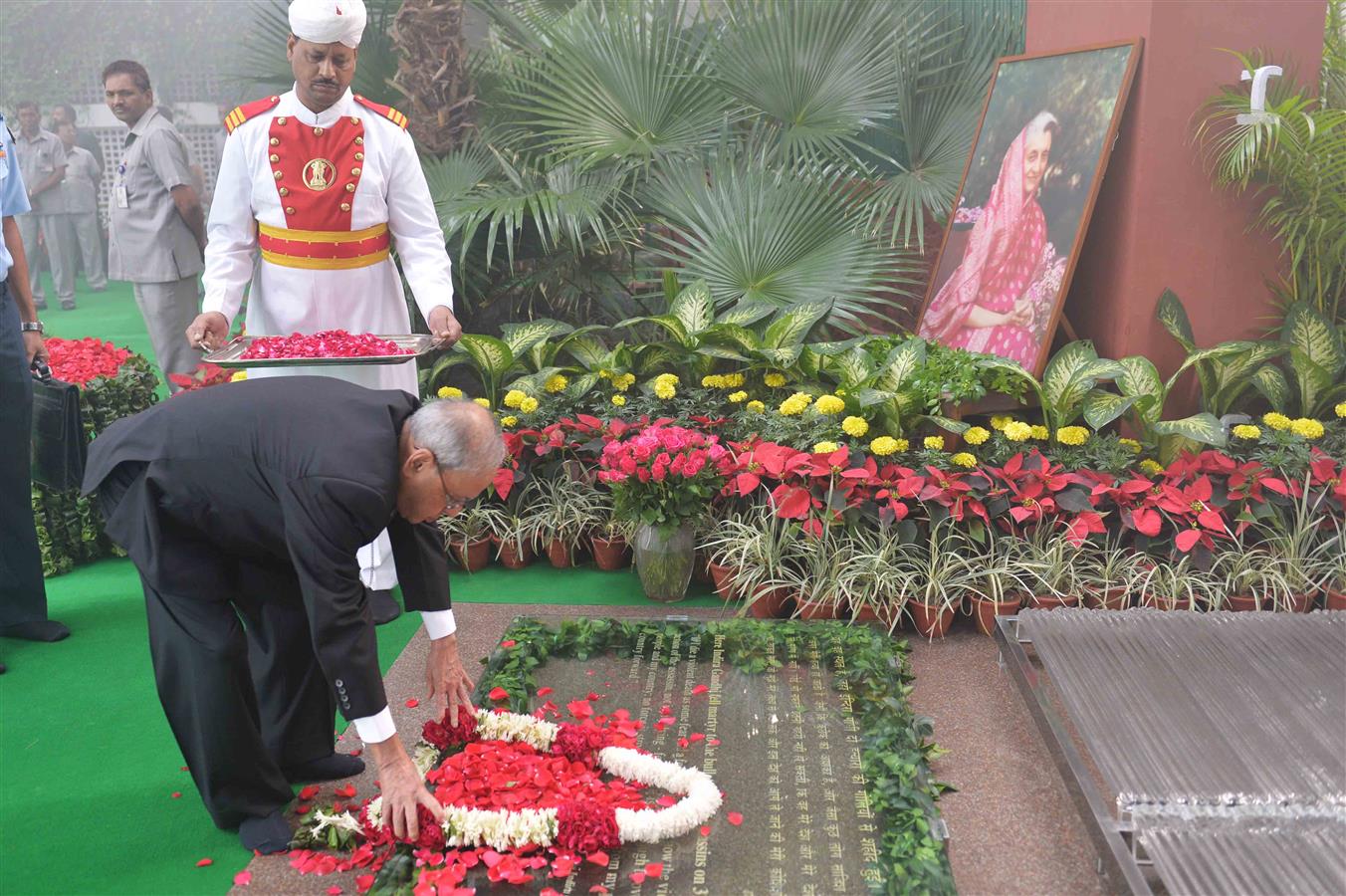 भारत के राष्ट्रपति, श्री प्रणब मुखर्जी 31 अक्तूबर, 2016 को भारत की पूर्व प्रधानमंत्री स्व. श्रीमती इंदिरा गांधी की पुण्य तिथि पर 1, अकबर रोड पर उन्हें श्रद्धांजलि अर्पित करते हुए। 