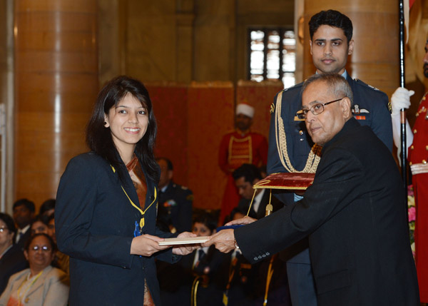 The President of India, Shri Pranab Mukherjee while presenting a Indira Gandhi National Service Scheme Award at Rashtrapati Bhavan in New Delhi on November 19, 2013..